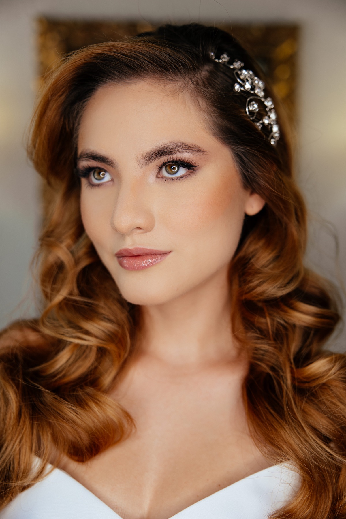 Noiva com maquiagem iluminada e cabelo em ondas realizado por Catia Bueno