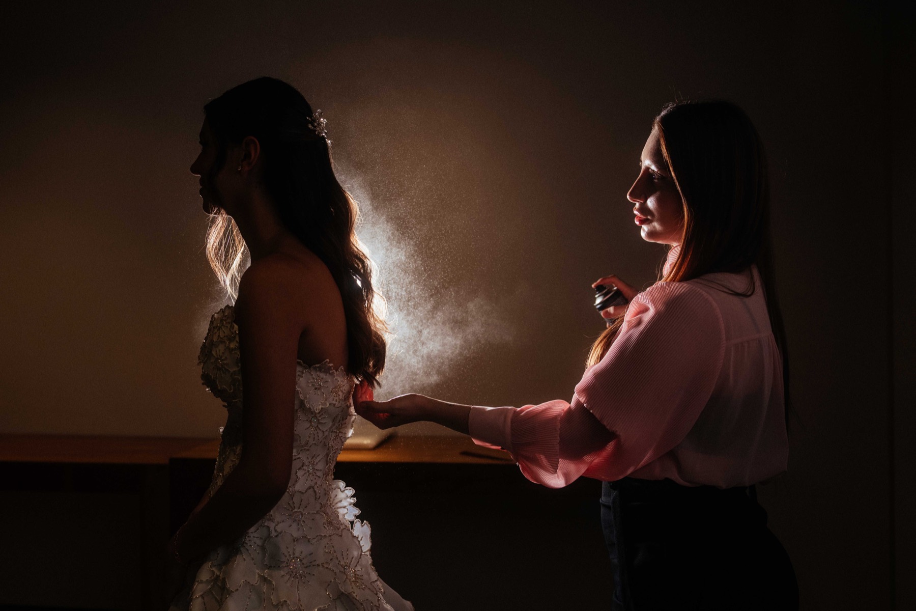Catia Bueno finalizando a produção de uma debutante